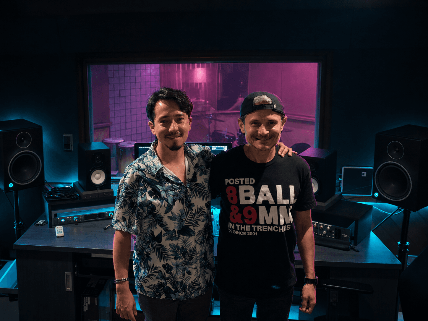 Ciro Galvis con el artista MAC Música en un estudio de grabación