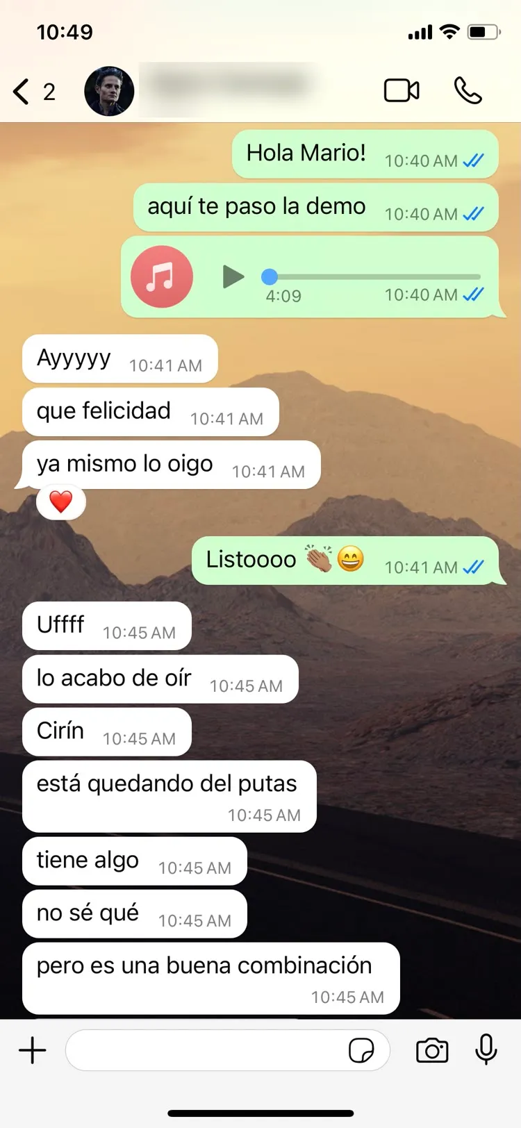 Mensajes de MAC Música al escuchar la demo: qué felicidad, lo acabo de oír, está quedando increíble, tiene algo, no sé qué, pero es una buena combinación.